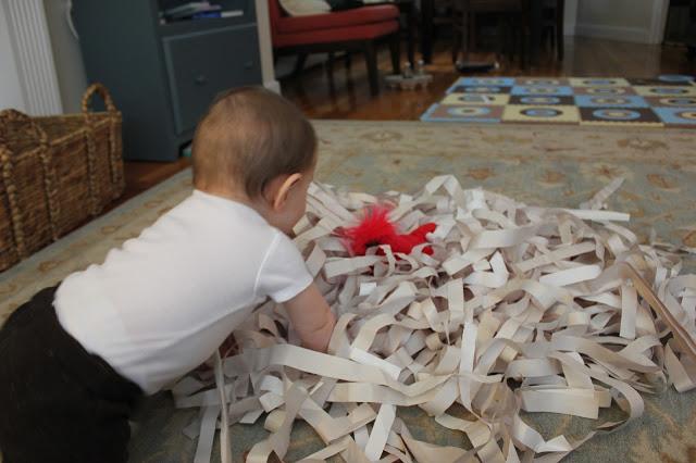 Zorg ervoor dat je een goede mand vol hebt. Uitvoering Zet de mand met papier naast de baby/dreumes op de grond. Observeer eerst even wat er gebeurt.