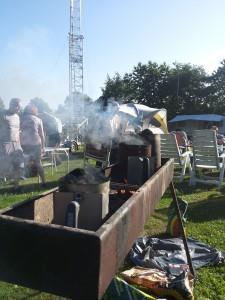 De barbecue wordt aangestoken. Ben Gijsen, PA3DWJ 8.2 JAARVERSLAG 2015 MATERIAALGROEP.