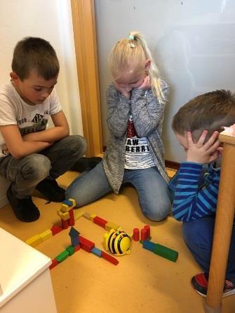 Vervolgens moeten de kinderen samen goed nadenken over hoe ze de Bee-bot moeten instellen.
