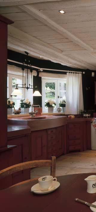 Entre un plancher traditionnel et un plafond bas tout en bois peint, cette cuisine originale présente une décoration particulière au nom très stendhalien : «le Rouge et le Noir».