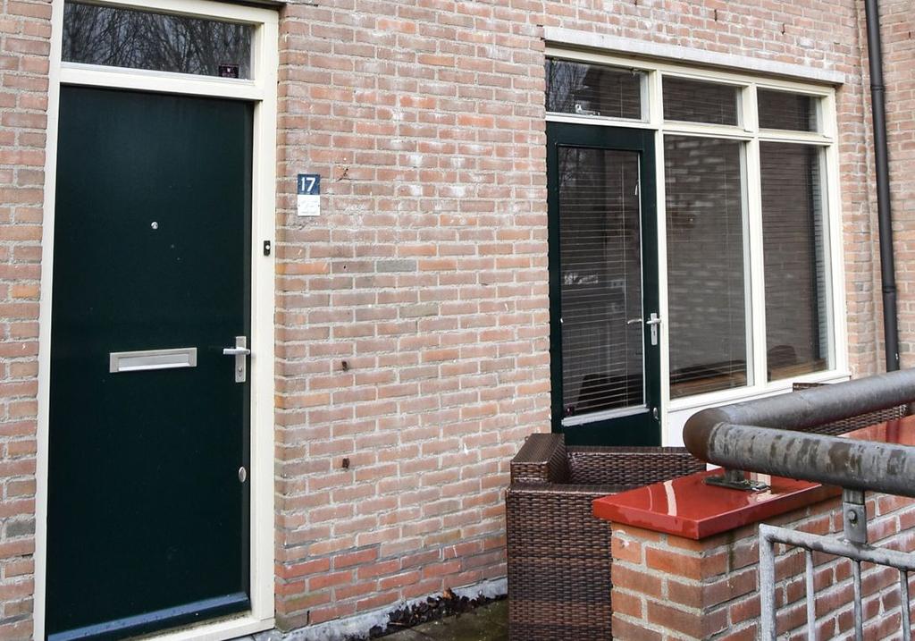 INLEIDING Kam & Bronotte makelaars biedt aan: De Veste 17-25 te Lelystad. Deze verrassend ruime en zéér nette maisonnette woning gelegen in de centraal gelegen woonwijk 'De Veste'.