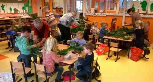 Samenwerking ouderen - jongeren In het kader van de samenwerking tussen ouderen en jongeren werden er op 14 december kerststukjes gemaakt door de kinderen van groep 1/2 samen met de ouderen.