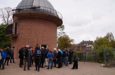 Verslag excursie Leiden 15 april 2017 Lianne van de Westerlo en Matt Verhaegh Op 15 april 2017 hebben we onze jaarlijkse excursie gehad.