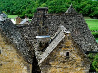 1.8 De Lauzes De dakconstructies van de meeste huizen in de Dordogne zijn fors uitgevoerd met ondersteunende schraagconstructies voor zowel nok als spanten waardoor een waar spinnenweb van dakbalken