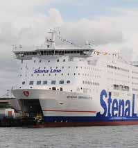 Inchecken op het schip van de STAR-klasse (het grootste schip van Finnlines). Het schip dat je naar Helsinki brengt, kraakt zich een weg door de deels bevroren Oostzee.
