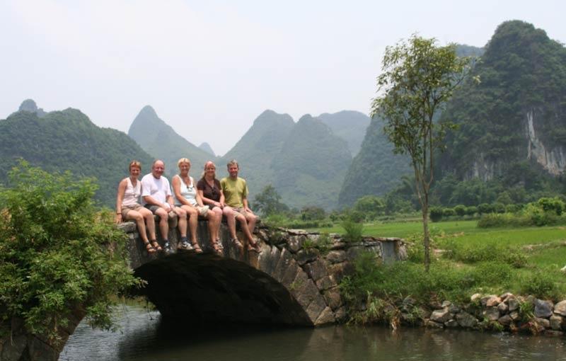 Je brengt een bezoek aan de Longmengrotten en het Shaolinklooster. In de avond stap je op de nachttrein van Zhengzhou naar Guilin.