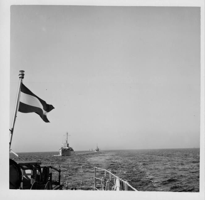 15 uur Zee chef staf CZMNED de commandeur J.M. Ellers en stafofficieren embarkeren. 09.