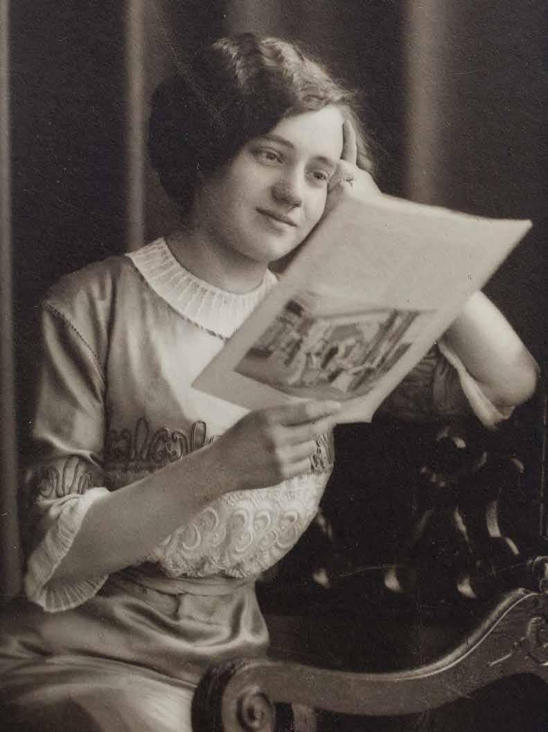 FOTOPORTRET VAN MEVROUW VAN CRANEN- BURGH, VERMOEDELIJK UIT DE