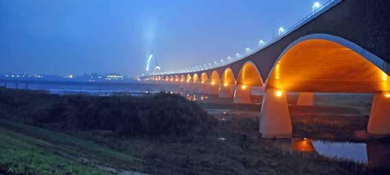 In Nijmegen is een nieuwe stadsbrug gebouwd; Oversteek, vlakbij het deel van de Waal waar op 20 september
