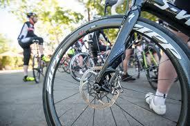 Bij de Aspiranten (zowel jongens als meisjes): het gebruik van een racefiets conform de UCI-normen (van het huidige jaar) is toegelaten voorzien met wielen