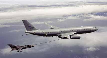De Airbus A330 MRTT wordt bij de Engelse Luchtmacht de KC- 30 Voyager genoemd en kan in de lucht bijtanken via slangen onder de vleugels, via een slang aan de achterzijde van de romp of via een