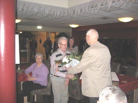 Na de pauze haalde spraakwaterval Willem alles uit de kast met zijn cabaret en verkleedpar jen, dat bij mij de tranen over mijn wangen liepen van het lachen. Vervolgens was het weer proe ijd.