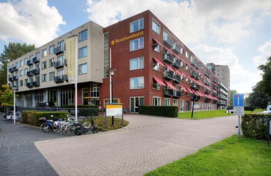 De Rietvelden is centraal gelegen in Wormerveer, dichtbij uitvalswegen en de