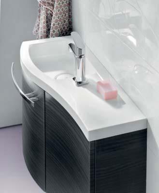Le meuble bas blanc brillant dialogue avec le plan de toilette en verre noir à travers des courbes qui évoquent le mouvement de l eau. Met een mooie badkamer plaatst u accenten.