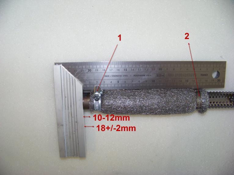 Uitlaat systeem Slangeklem (1) moet bevestigt zitten op een afstand van 18+/-2mm, gemeten vanaf het einde van de demperpijp.