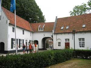 Al heel snel na het vertrek komen we langs de Abdij van Postel in de Kempen maar misschien toch wel leuk om er even te stoppen voor een wandeling.