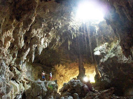 Het grootste gewelf is 30m hoog en 200m breed en het heeft stalagmieten tot 30m lang.