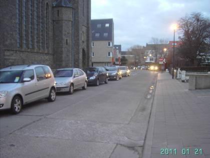 3 : possibilité de garer les voitures le long de la rue publique à la hauteur de l église :