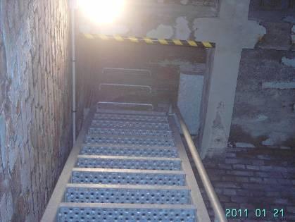 / algemeen beeld van de trap naar de 2 de verdieping + aanwezigheid van stootbescherming