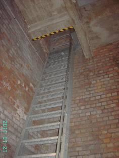 / Er is een conforme randbeveiliging aanwezig ter hoogte van de trapopening op de 2 de