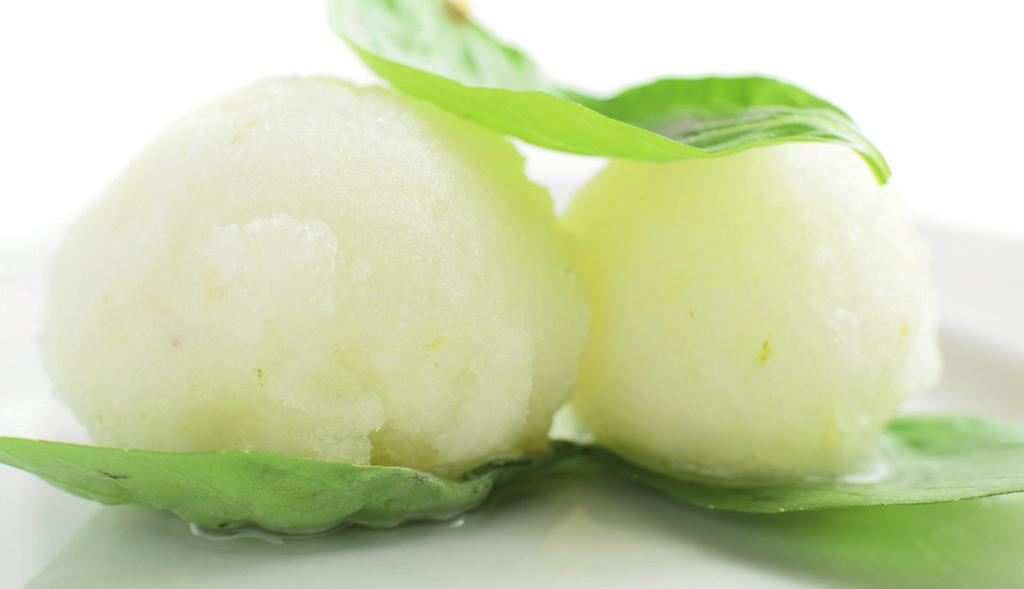 ASPERGESORBET SORBET AUX ASPERGES Voor 4 personen Pour 4 personnes 1 bussel asperges 5 dl water 1 vanillestokje 300 g suiker wat frambozen suiker rijstnoedels (engelenhaar) wat citroen citroenmelisse