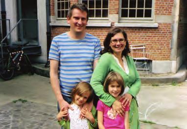 * 2. Lia s familie en haar huis Bekijk eerst de vertelplaat met de kinderen. - Kunnen jullie raden wie er allemaal op de foto staat? Dit is Lia s familie. Lia s papa heet Stefan.