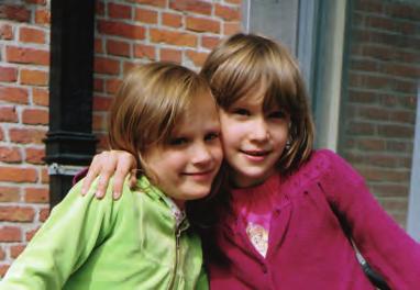 * 1. Lia en haar zus Ruxandra. Dit zijn Lia en Ruxandra. Lia en Ruxandra zijn zussen. Lia draagt een groene trui. - Vind je Lia op de foto? - Kan je zien dat Lia en Ruxandra zussen zijn?