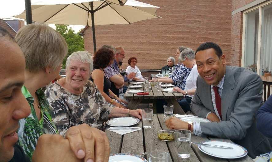 BURGEMEESTER In 2017 was er nog een derde feestelijke maaltijd. In het voorjaar was burgemeester Weerwind een van de gasten. Omdat het mooi weer was kon er op het terras worden gegeten.