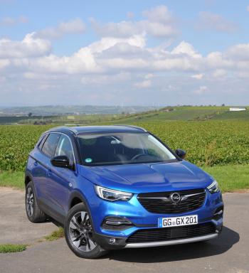 Benzine De Grandland X zal aanvankelijk leverbaar zijn met twee motoren: een 1.2 liter driecilinder benzinemotor en een 1.6 liter dieselmotor. Een plug-in hybride versie is in ontwikkeling.