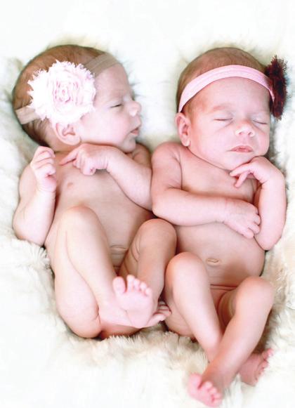 Een tweeling Een tweeling, nog vóór de geboorte in moeders schoot. Vraagt de eerste: Geloof jij in het leven na de geboorte? Natuurlijk, zegt de tweede, er moet iets zijn.