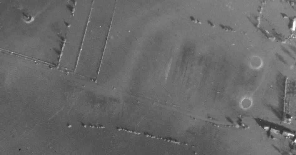 zijn gevallen. Op de luchtfoto s uit de periode van 23-09-1943 tot en met 04-11-1944 zijn een groot aantal kraters zichtbaar.