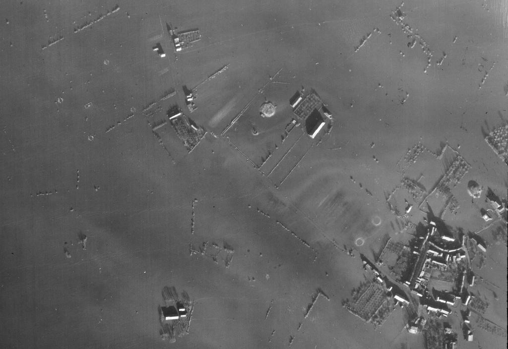 LUCHTFOTO-ONDERZOEK 5. RESULTATEN 5.4 VERNIELINGEN De overstromingen zijn goed zichtbaar op de luchtfoto s van 04-11-1944. Figuur 6 Luchtfoto van de Zandweg op 04-11-1944. Het land is overstroomd.