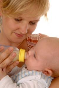 De informatie is gebaseerd op de folder http://nurturedchild.ca/index.php/pumpingbottlefeeding/bottle-feeding/ 1. Laat de ouder de baby rechtop houden.