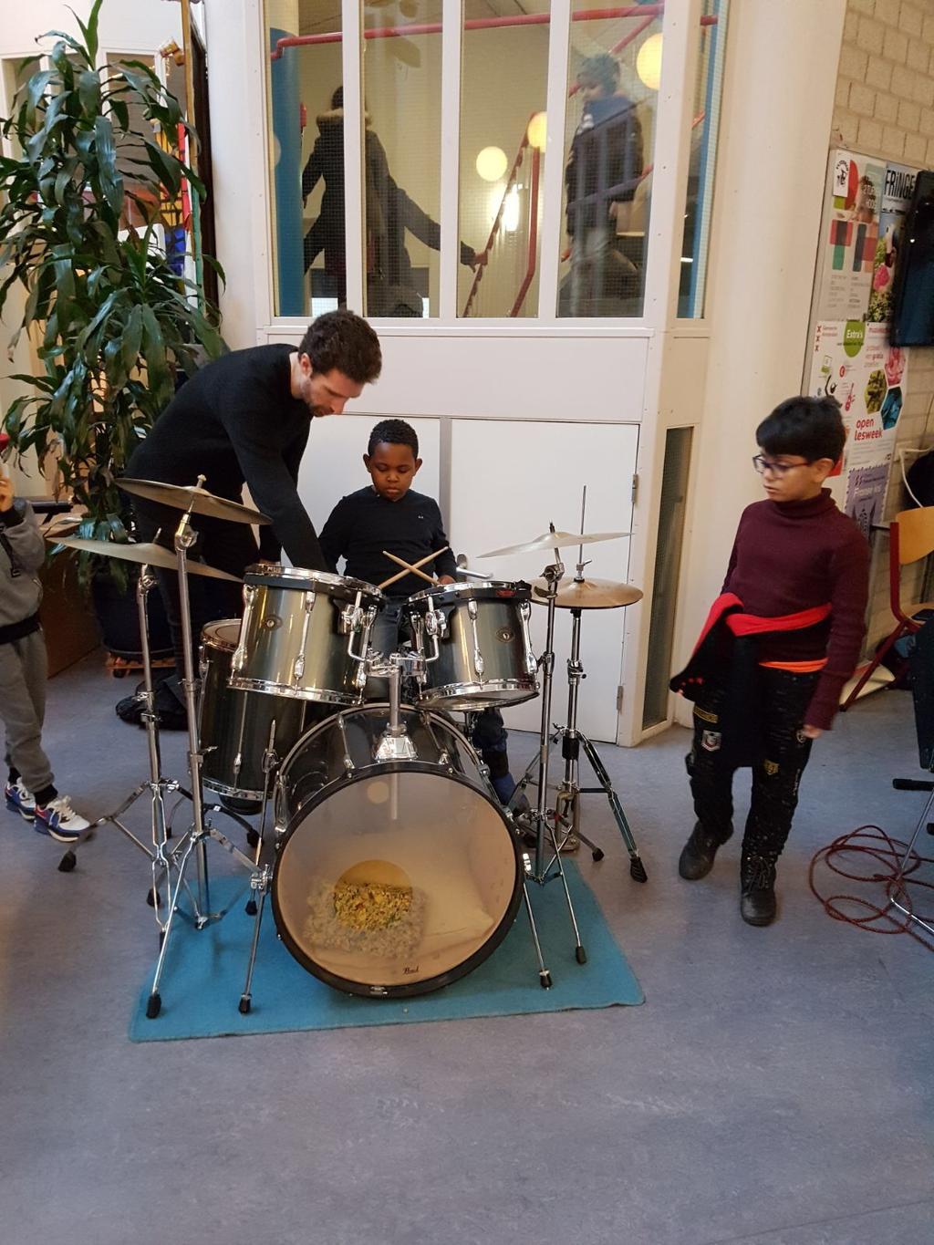 Muziek via de Dapper academie Vrij plotseling kunnen wij een uitgebreid naschools muziekaanbod bieden: In samenwerking met Klassiek rondom de Klas kunnen kinderen vanaf groep 5 (groep 4 voor