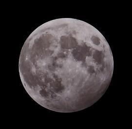 we een gedeeltelijke maansverduistering. Het overige deel van de maan bevindt zich in de bijschaduwkegel van de aarde.