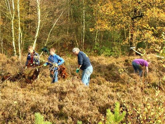 18 Junior Rangers Drents-Friese Wold Bij Hoogersmilde in Nationaal Park Drents-Friese Wold moest tijdens de natuurwerkdag flink worden gespit, want in de heide aan het 'Belevingspad' moest de