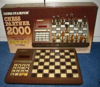 12-1980 [A-2410] Novag - Chess Champion Chess Partner 2000 De exacte verschijningsdatum is lastig te achterhalen, maar volgens de Berlijnse expert Hans- Peter Ketterling was de eerste aankondiging al