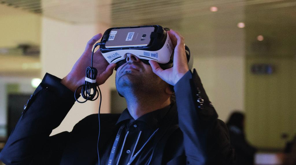 Workshop kennismaken met VR Virtual Reality (VR) is een computergesimuleerde omgeving waar je wordt ondergedompeld in een levensechte ervaring.