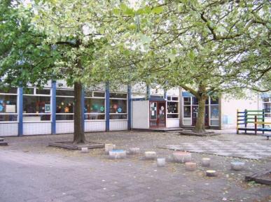 daarmee is deze school weer helemaal up to date. Alle lokalen zijn ook voorzien van een digitaal bord (verrijdbare touchscreens).