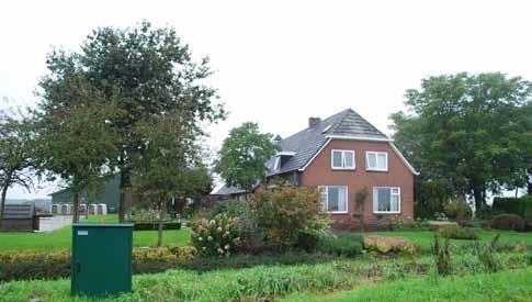 Adres: Hasselt, Boerderijweg 3 Broekontginngslandschap Volumes: hv st 2sch Erfinrichting x Waardevol Architectonische/cultuurhistorische/ensemblewaarde/zeldzaamheid Het erf is gericht naar de weg en