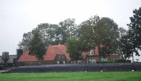 Adres: Hasselt, Boerweg 3 Broekontginningslandschap Volumes: hv, st Erfinrichting x Waardevol Architectonische/cultuurhistorische/ensemblewaarde/zeldzaamheid Het erf ligt in een bocht in de Boerweg.