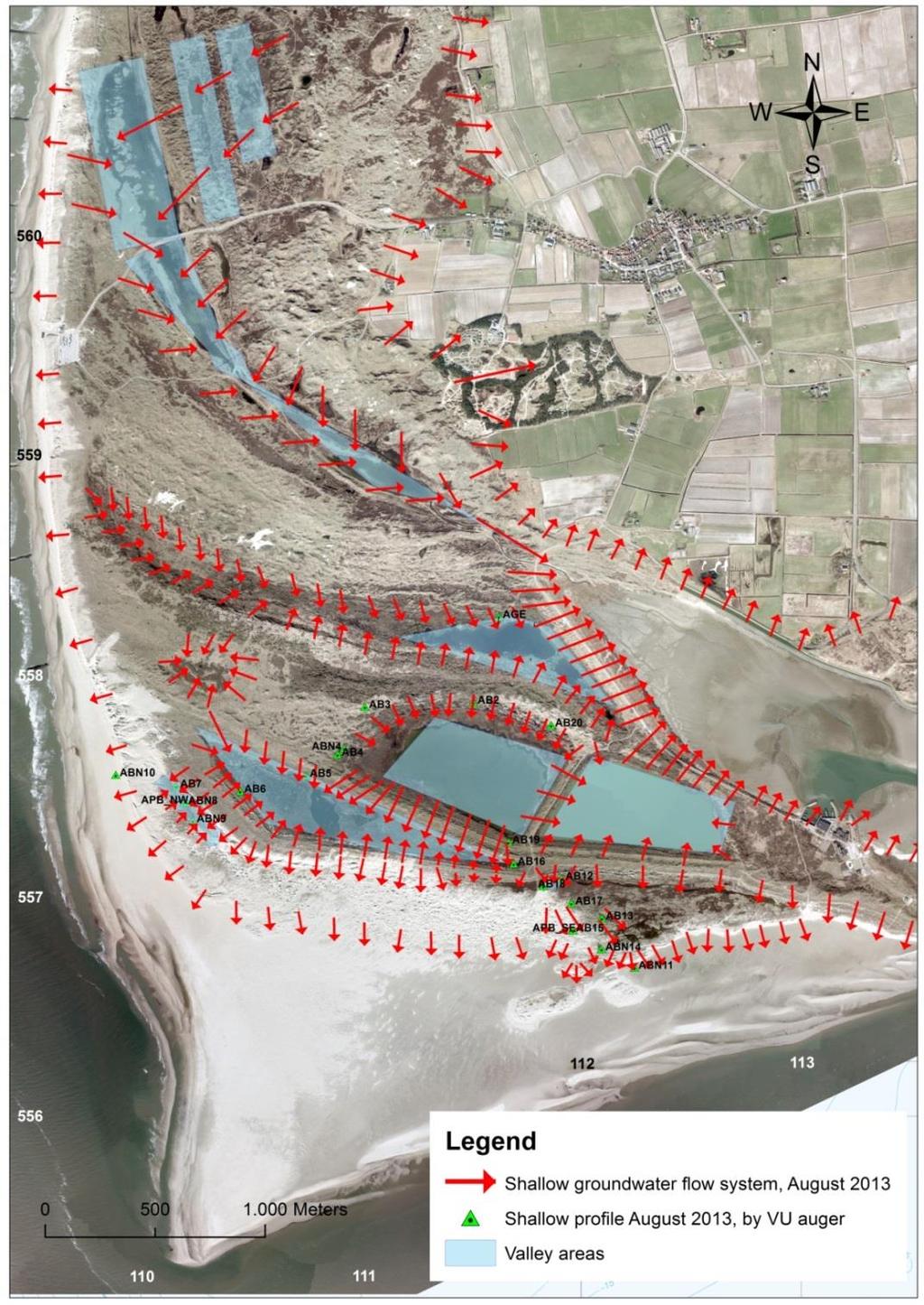 Figuur 6.7. Richting van grondwaterstroming in freatische pakket, met rekenschap van kwelplassen. Figure 6.7.Direction of shallow groundwater flow in the Hors area on Texel. 6.4.