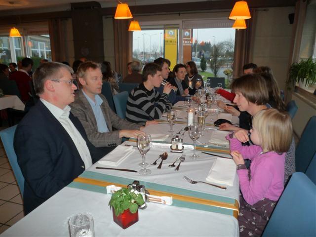 kyu-examen... Clubeetfestijn Een gezellig samen zijn tijdens het clubeetfestijn... De boog hoeft niet altijd gespannen te staan.