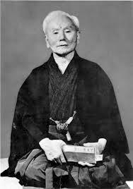 Het uiteindelijke doel van karate is geen nederlaag of overwinning, maar de verbetering van het karakter van de beoefenaar Gichin Funakochi.