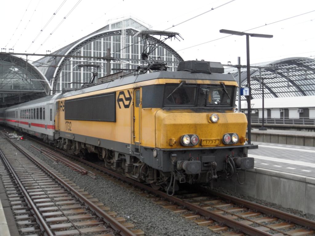 1 Achtergrond 1.1 NS serie 1700-1800 De NS-locserie 1700 is een serie elektrische locomotieven, die vanaf begin 1992 worden ingezet door de Nederlandse Spoorwegen voor reizigerstreinen.