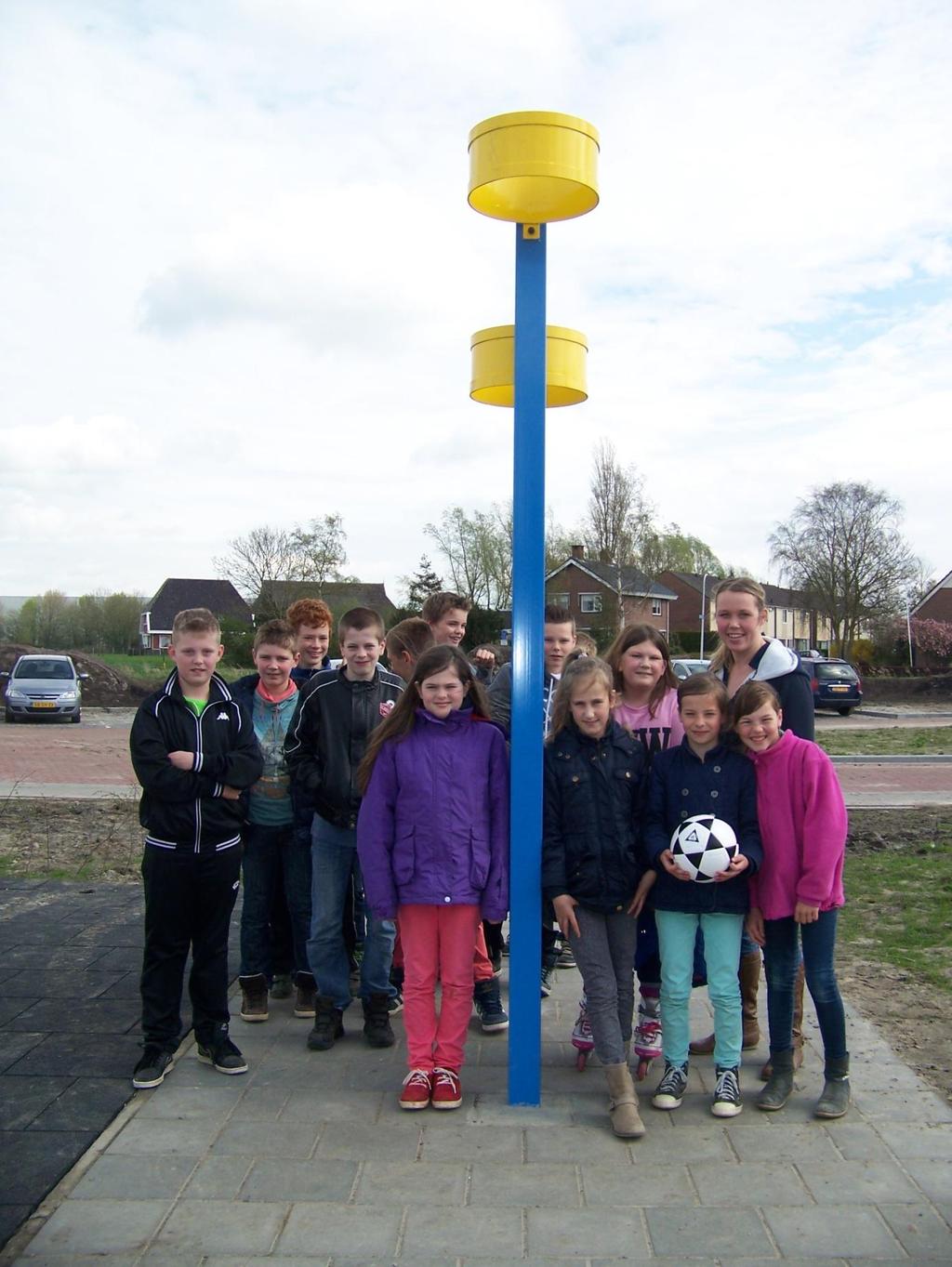 Korfbalvereniging Frigro schenkt basisschool de Claercamp korfbalpaal.