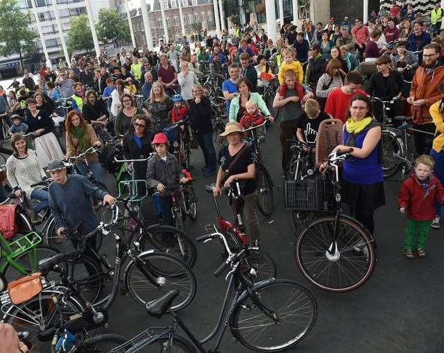 Een nieuw feest bij Ringland Met tien feestelijke parades naar Park Spoor Noord In het kader van de modal shift organiseert Ringland samen met Ademloos en straten-generaal in het najaar nog een