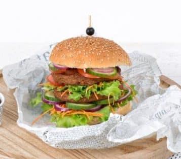 Hamburger De Hamburger is één van de klassiekers uit ons assortiment. Een smakelijk product dat goed past bij de dagelijkse warme maaltijd. Ook heerlijk op een broodje belegd met groenten en wat saus.