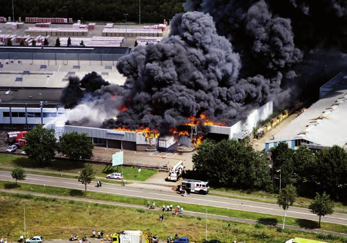 Uitslaande brand met brandbare isolatie (begonnen tijdens werkzaamheden op het dak) bij KOMA Koeltechniek ROCKWOOL plat dak isolatie beperkt het risico van brandoverslag Een brand die de