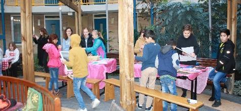 3) Het project mobiele keuken (jongeren verzorgen maaltijden voor 'de buurt'). De Vespa is in 2017 feestelijk onthuld en wordt nu gebruikt voor bezorgen van maaltijden en inzet bij evenementen.